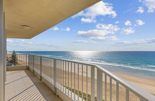 Main Beach Apartment | Absolute Beachfront - 3 bedroom apartment in Main Beach