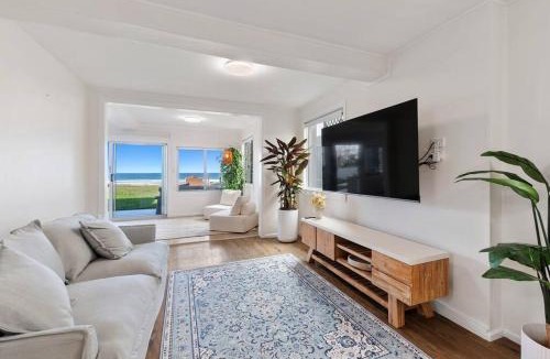 Palm Beach House | Absolute Beachfront Sleeps 10 Secure Carparks