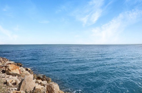 Amity Point House | Absolute waterfront property on rock wall
