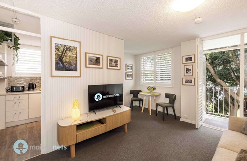 Elizabeth Bay Apartment | Absolute Waterfront Elizabeth Bay Views & Pool