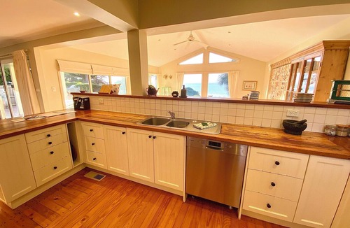 Newhaven House | Absolute waterfront views, a cosy, country style retreat, set amongst the trees.