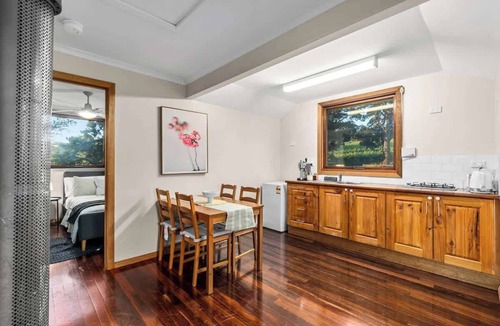 Summertown House | Adelaide Hills winery view fully equipped comfort resort #102