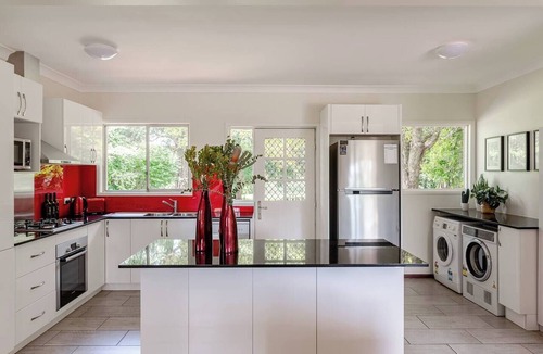 North Tamborine House | Administration House Winery Stay