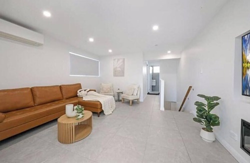 Merrylands West House | affordable modern getaway with parks/cafe nearby