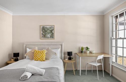 Pymble House | Affordable No-Frills Queen Room in Pymble - Shared Bathroom