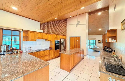 Worrigee House | Affordable Queen Room in Large Farmhouse