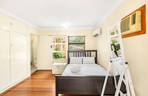 St. Lucia House | Affordable Studio Steps from UQ Shops and Transit