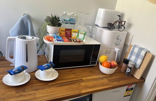 Westmeadows Apartment | Airport Serenity- Guest Suite with luscious garden- 6 Minutes to Airport