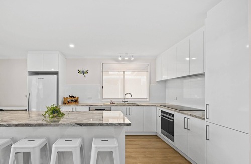 Aldinga Beach House | Aldinga Rose ~ Aldinga Beach - Homely Family Entertainer, 200m from the Beach ~ C21