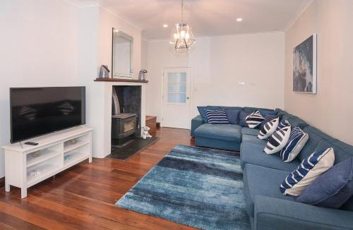 West Busselton House | All Decked Out- WIFI, AC in bedrooms, Fireplace