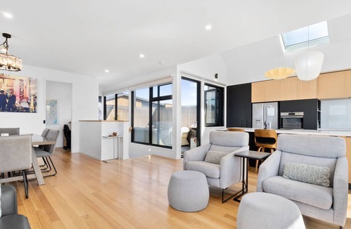Apollo Bay House | Alpha Centauri - 50m to Beach, Harbour and Golf Course Location