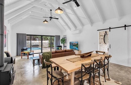 Bright Apartment | Alpine Barn Retreat, Bright