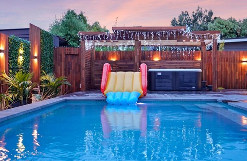 Tootgarook Villa | Amazing Backyard - MAX Entertain Beachside Retreat