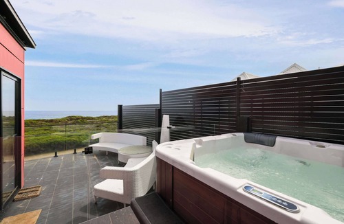 Surf Beach House | Amazing Ocean Views with Spa