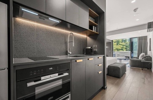 Braddon Apartment | Amazing Studio Apartment w/Balcony & Parking!