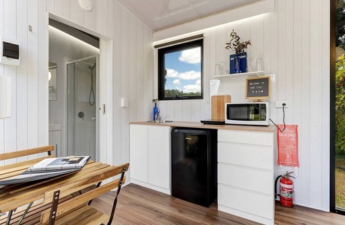 Kia Ora Cabin | Amazing Tiny House with Fire Pit in Greens Creek, Queensland