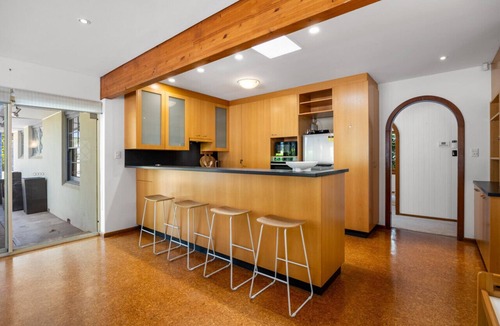 Paechtown House | Amber Wisper—In the Hills with Pool & Tennis Court