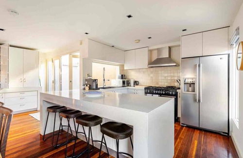 Richmond North Apartment | An Exceptional Richmond Stay 15min walk AAMI n MCG
