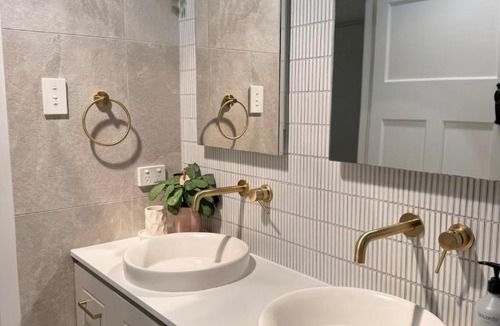 Samford Village House | Ananda House - Full Estate l Pool & Infrared Sauna l 2 mins Walk to Village