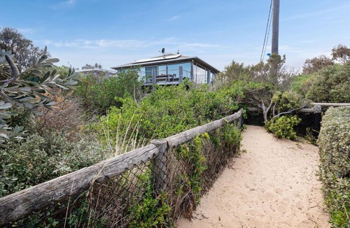 Frankston House | Anchor Beachfront - Pet Friendly on the Beach