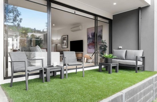 Safety Beach House | Anchorage Villa - Chic, Pet Friendly by Marina