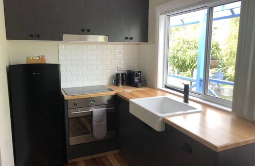 Mole Creek Apartment | Apartment 1 Self-contained, King bed, double shower, mountain views, wood burner