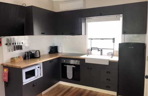Mole Creek Apartment | Apartment 2 Self-contained King bed, bath & shower, mountain views, wood burner