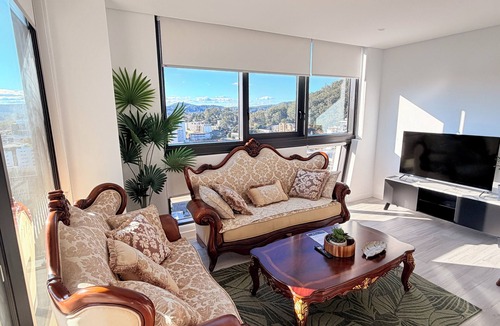 West Gosford Apartment | Apartment located in 21st floor in Gosford's newest landmark building.