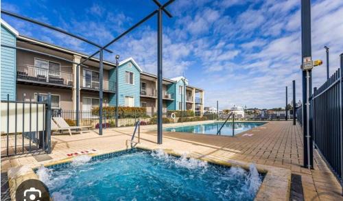 Halls Head Apartment | Apollo Stayz Luxury Apartment 66,- Pool -Spa - Walk to Town