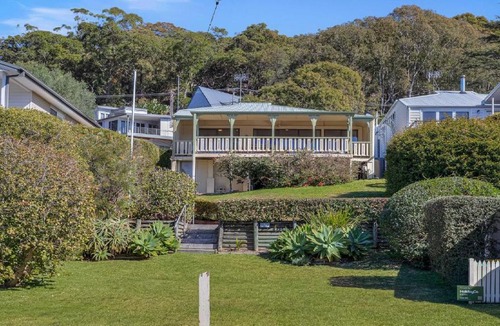 Hardys Bay House | 'Araluen Cottage' by HolidayCo