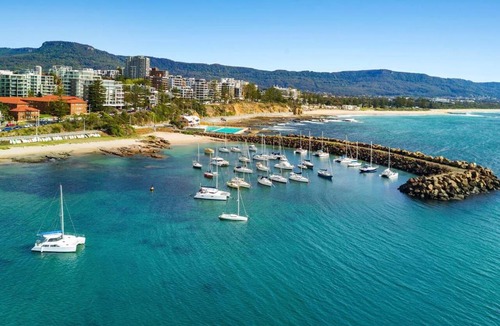 Wollongong Apartment | Arena Beach Escape - Smart Urban Stay near Stadium