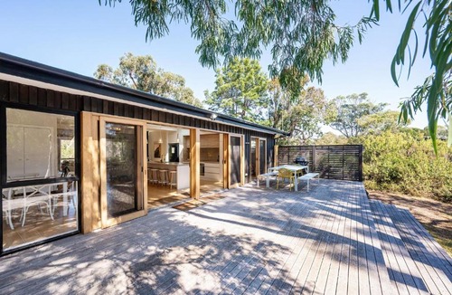 Somers House | Arlo Beach House - Beachside, Pet Friendly, Fireplace