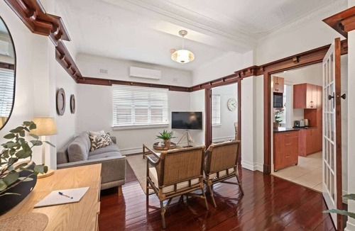 Ascot Apartment | Art Deco in Ascot! ~ 2 Bed/1 Bath/1 Car