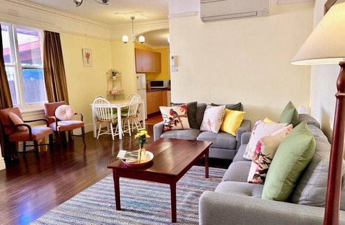 Gardenvale House | Art Deco Inspired 2 bedroom House - Single Level, Free Wifi and driveway Parking