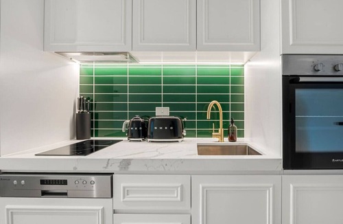 Collingwood North Apartment | Art Deco Retreat - Hot Tub|Parking