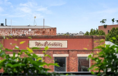 Collingwood North Apartment | Art Deco Retreat - Hot Tub|Parking