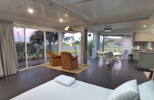 Emerald Beach Apartment | ArtHOUSE Beachfront Accommodation