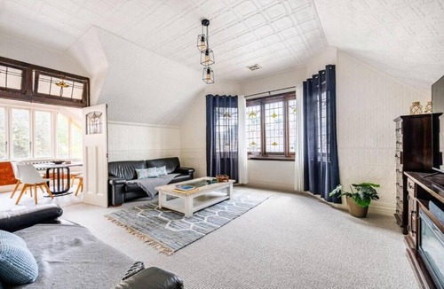 Albert Park Apartment | Artos Stays-Modernised Victorian Masterpiece | City-View Sunroom!