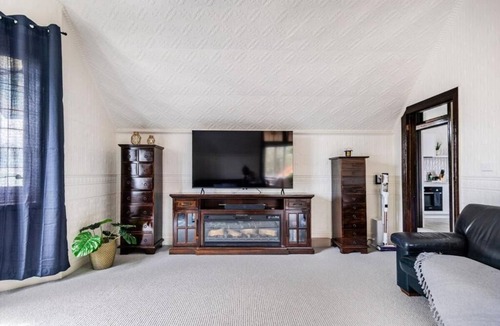 Albert Park Apartment | Artos Stays-Modernised Victorian Masterpiece | City-View Sunroom!