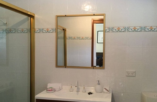 Urliup Apartment | Ashcroft - fully self contained studio, pool, mountain views, Tweed Art Gallery.