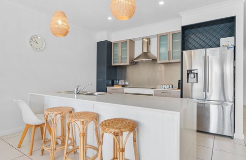 Mulwala Villa | Attention golfers and boat enthusiasts. Three-bedroom three-bathrooms with jetty.