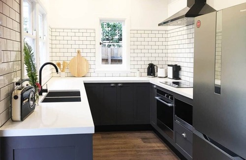 Nowra House | Audreys Nowra: Quiet, central location