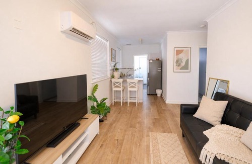 Ascot House | Aurora A1&B1 Airport Haven - Quick Access, Comfy & Free Parking