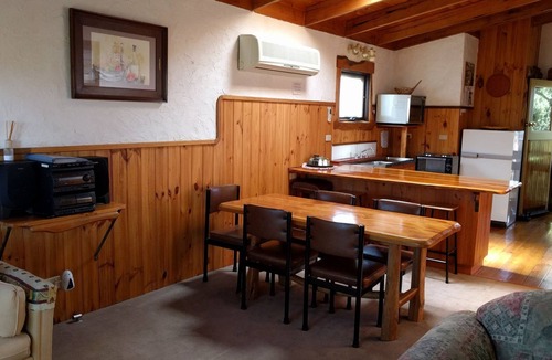 Towong Cottage | Authentic Country Escape – Timber Cottage 500m from the Upper Murray River