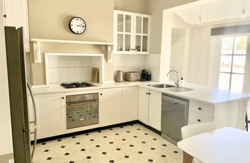 Wagga Wagga House | "Ava" on fox St. Entire central residence in peaceful st with yard & 5G WIFI