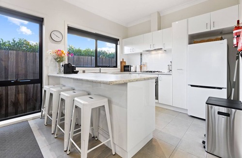 Bairnsdale House | Avalon: A cosy, modern home that makes being away feel a little easier.