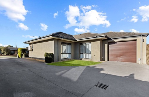 Bairnsdale House | Avalon: A cosy, modern home that makes being away feel a little easier.