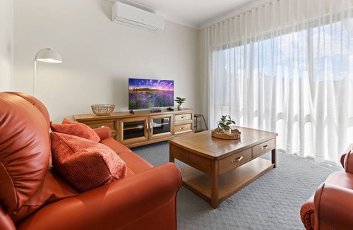 Bairnsdale House | Avalon: A cosy, modern home that makes being away feel a little easier.
