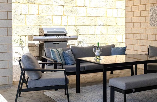 Wannanup House | Avalon Beach Escape| Coastal Retreat -5 minutes to beach, Spa, Sauna & Sleeps 11