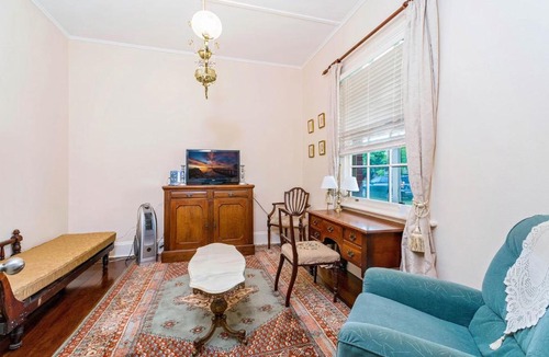 Grafton Apartment | Azile 1875 Heritage Victorian Duplex